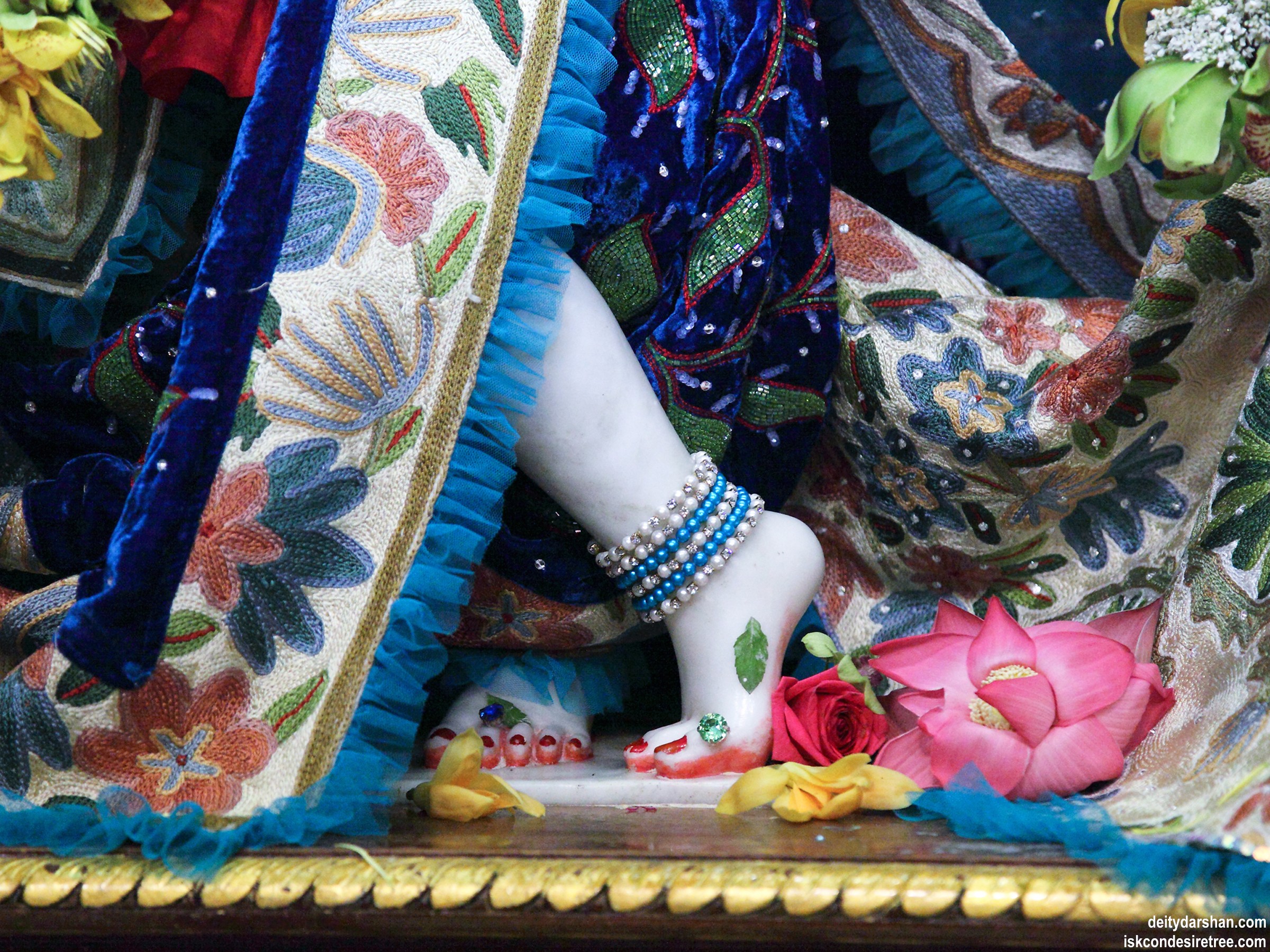 Sri Gopinath Feet Wallpaper (001) Size 2400x1800 Download